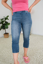 Load image into Gallery viewer, Today&#39;s Musings Cool Denim Judy Blue Capris
