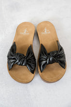 Load image into Gallery viewer, Sea La Vie Sandals in Black
